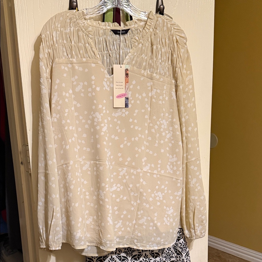Chic Cream Blouse with Delicate Pattern - Picture 7 of 9